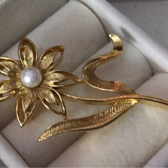 Vintage Gerrys Brooch Goldtone flower - Picture 5 of 6